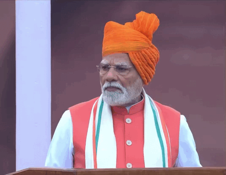बनासकांठा में चारपाइयों पर बैठी सभा में पीएम मोदी: कृषि बजट 5 गुना बढ़ा, किसानों को 50 लाख करोड़ से अधिक का लाभ