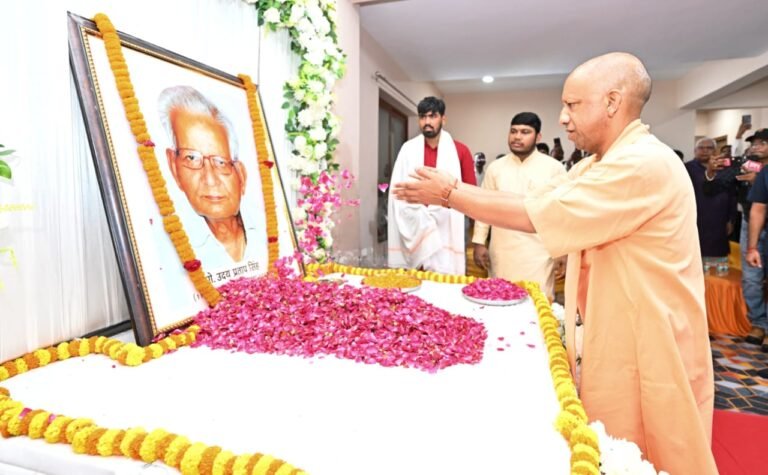 मुख्यमंत्री योगी आदित्यनाथ ने दी श्रद्धांजलि गोरखनाथ मंदिर में प्रो. यूपी सिंह को किया नमन