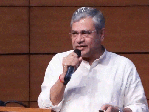 केंद्रीय रेल और आईटी मंत्री अश्विनी वैष्णव ने कैबिनेट ब्रीफिंग में 8वें वेतन आयोग के बारे में जानकारी दी।