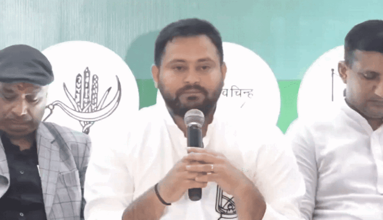 महागठबंधन का बड़ा ऐलान-  हर घर में एक सरकारी नौकरी का वादा, तेजस्वी बोले- बेरोजगारी मिटाना हमारा संकल्प