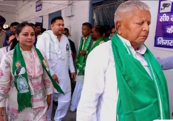 रोहिणी बोलीं: ‘किडनी देने की बात आई तो बेटा भाग गया’