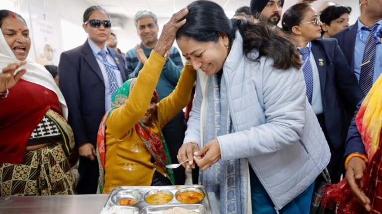 दिल्ली के शालीमार बाग और पीतमपुरा में खुलीं नई अटल कैंटीन, CM रेखा गुप्ता ने खुद परोसा भोजन