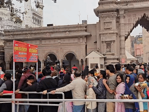 नए साल पर आस्था का सैलाब: काशी-वृंदावन में 5 लाख श्रद्धालु