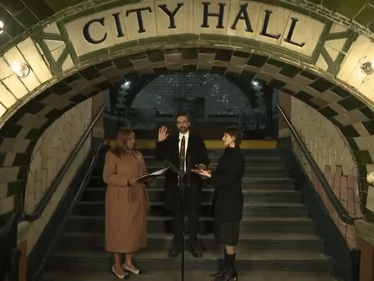 न्यूयॉर्क सिटी के पहले मुस्लिम मेयर बने जोहरान ममदानी: कुरान पर शपथ लेकर रचा इतिहास