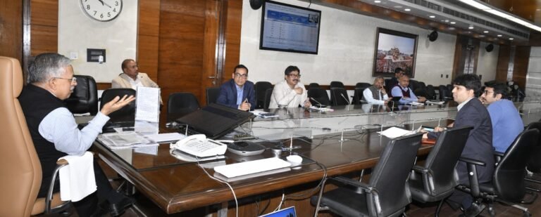 मुख्य सचिव ने लैंड बैंक की समीक्षा की, 78 हजार एकड़ भूमि आवंटन का लक्ष्य