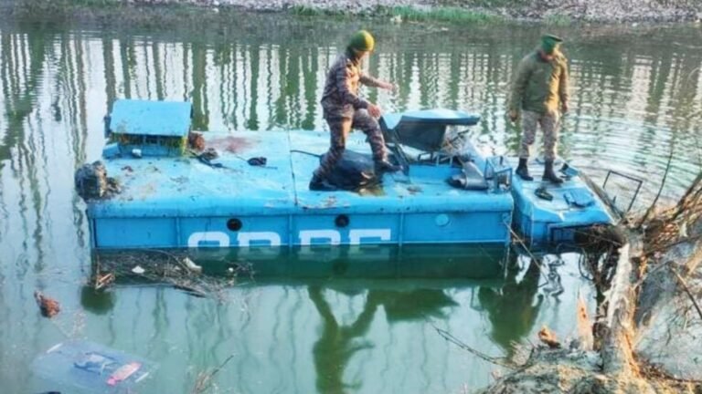 जम्मू-कश्मीर में हादसा, नहर में गिरी CRPF की गाड़ी 9 जवान घायल