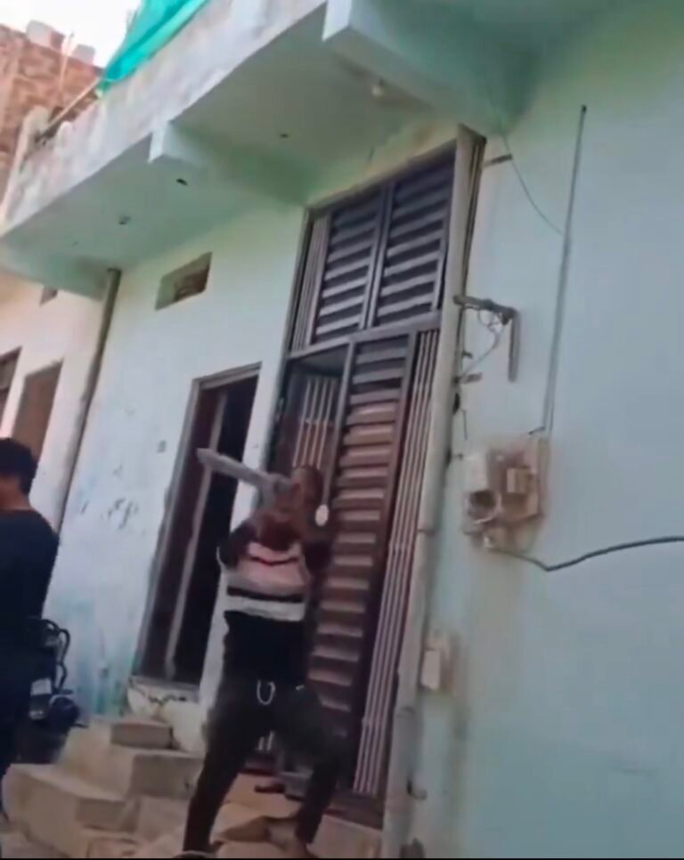 स्मार्ट मीटर के बढ़े बिल से आक्रोश- उपभोक्ता ने कर्मचारी के सामने ही मीटर तोड़ा