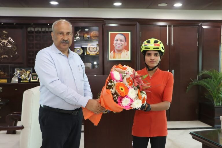 डीजीपी से राष्ट्रीय साइक्लिस्ट आशा मालवीय की शिष्टाचार भेंट