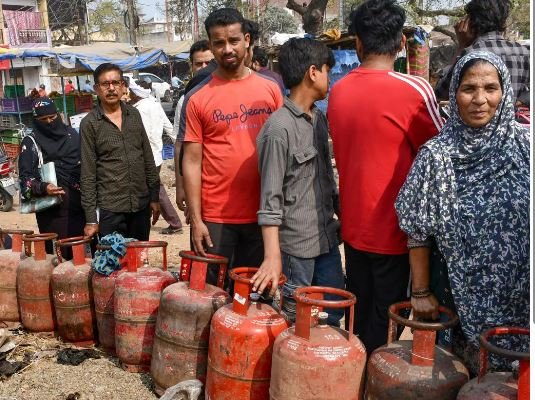 गैस संकट को लेकर कांग्रेस का निशाना