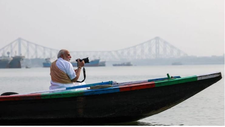 हुगली की लहरों पर प्रधानमंत्री की सादगी भरी झलक