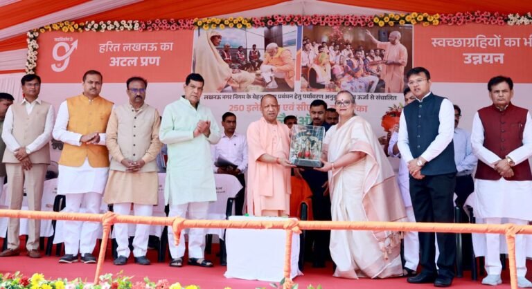 सीएम योगी आदित्यनाथ ने 250 ई-सीएनजी कूड़ा वाहनों को दिखाई हरी झंडी