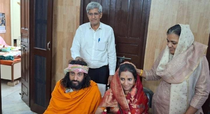 IIT बाबा अभय सिंह ने की शादी, पत्नी के साथ पहुंचे घर