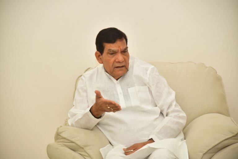 वाराणसी में विकास कार्यों को दें रफ्तार, गुणवत्ता से न हो समझौता: मंत्री ए.के. शर्मा