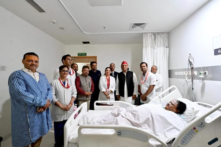 पुतला दहन में झुलसीं अनुपमा जायसवाल से मिले अखिलेश यादव