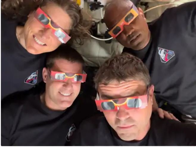 चार अंतरिक्ष यात्री चंद्रमा के फ्लाईबॉय के बाद धरती पर वापस