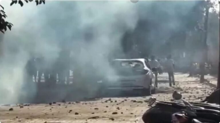 नोएडा में मजदूरों का उग्र प्रदर्शन, पुलिस से झड़प और वाहनों में आगजनी