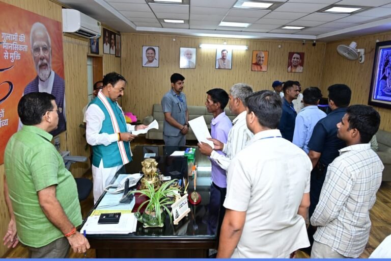 जनता दर्शन में डिप्टी सीएम केशव मौर्य ने सुनीं समस्याएं, अधिकारियों को दिए त्वरित समाधान के निर्देश