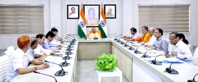 मुख्यमंत्री योगी आदित्यनाथ ने श्रम विभाग की योजनाओं की समीक्षा की