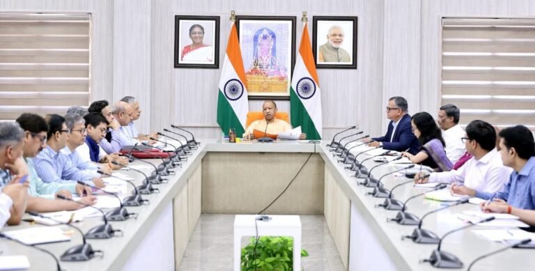 सीएम योगी ने जेवर एयरपोर्ट, एक्सप्रेस-वे और डिफेंस कॉरिडोर परियोजनाओं की समीक्षा की