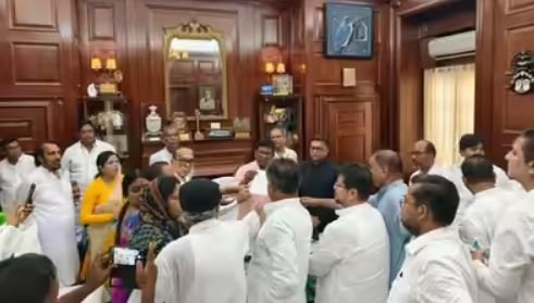 बंगाल की राजनीति में उथल-पुथल: TMC में बगावत, 58 विधायकों ने अलग गुट का दावा किया