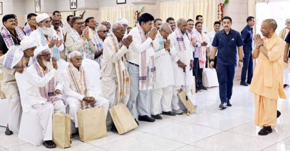 किसानों के साथ सीएम योगी