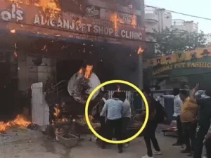 नीचे कूदे युवक को लोग उठाकर सड़क की दूसरी तरफ लेकर आए।