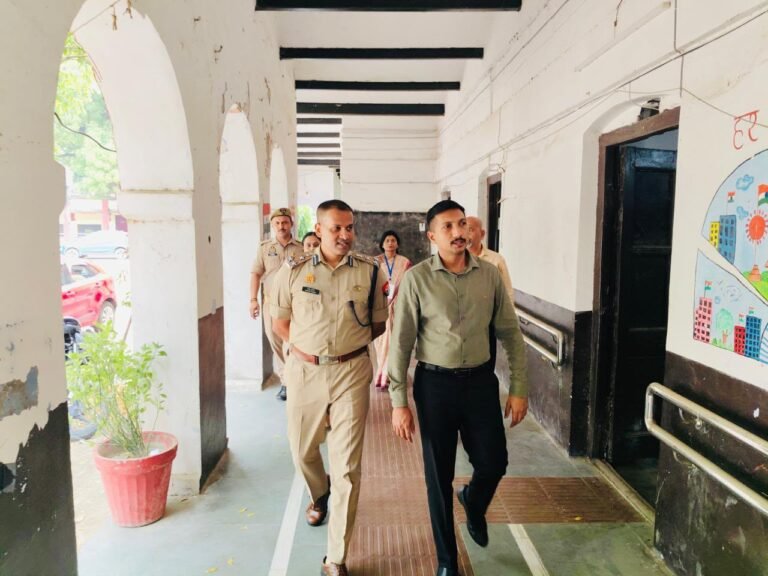 लखनऊ में कड़ी सुरक्षा के बीच शुरू हुई यूपीटीईटी-2026 परीक्षा, डीएम व संयुक्त पुलिस आयुक्त ने किया निरीक्षण