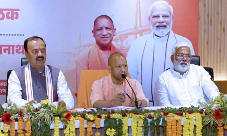 प्रयागराज में लोक निर्माण विभाग के पुराने कार्यों की मुख्यमंत्री योगी आदित्यनाथ ने की समीक्षा