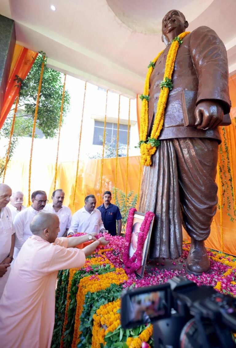 डॉ. श्यामा प्रसाद मुखर्जी की 125वीं जयंती पर मुख्यमंत्री योगी आदित्यनाथ ने अर्पित की श्रद्धांजलि
