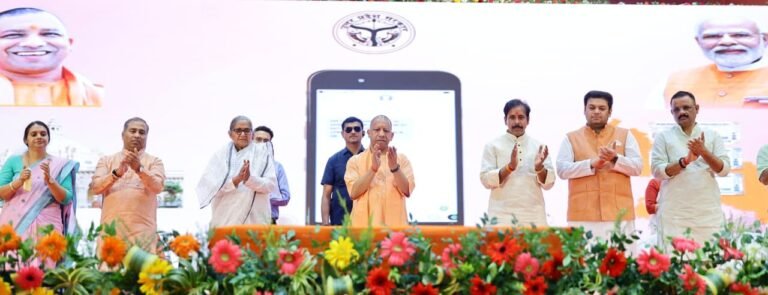 वाराणसी से मुख्यमंत्री योगी की बड़ी सौगात: 12 लाख शिक्षकों को कैशलेस इलाज, 1.10 करोड़ छात्रों के लिए ₹1,200 डीबीटी जारी