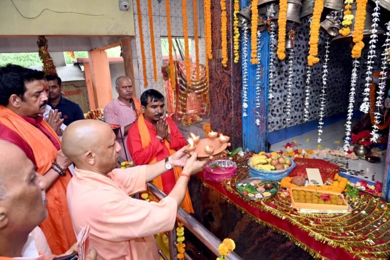 गोरखपुर में मुख्यमंत्री योगी आदित्यनाथ ने माता बामंत मंदिर में की पूजा-अर्चना