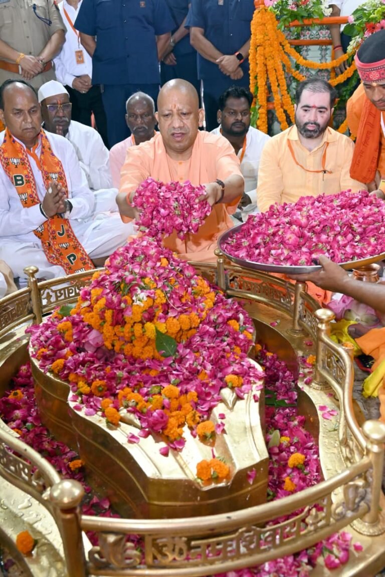 मुख्यमंत्री योगी आदित्यनाथ ने लोधेश्वर महादेव का किया जलाभिषेक, निर्माणाधीन कॉरिडोर का लिया जायजा