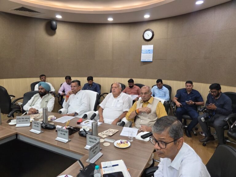 पशुओं के चारे की उपलब्धता पर कृषि मंत्री सूर्य प्रताप शाही की अध्यक्षता में महत्वपूर्ण बैठक