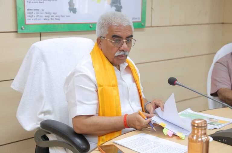 योगी सरकार रेशम क्षेत्र के समग्र विकास के लिए प्रतिबद्ध : मंत्री राकेश सचान