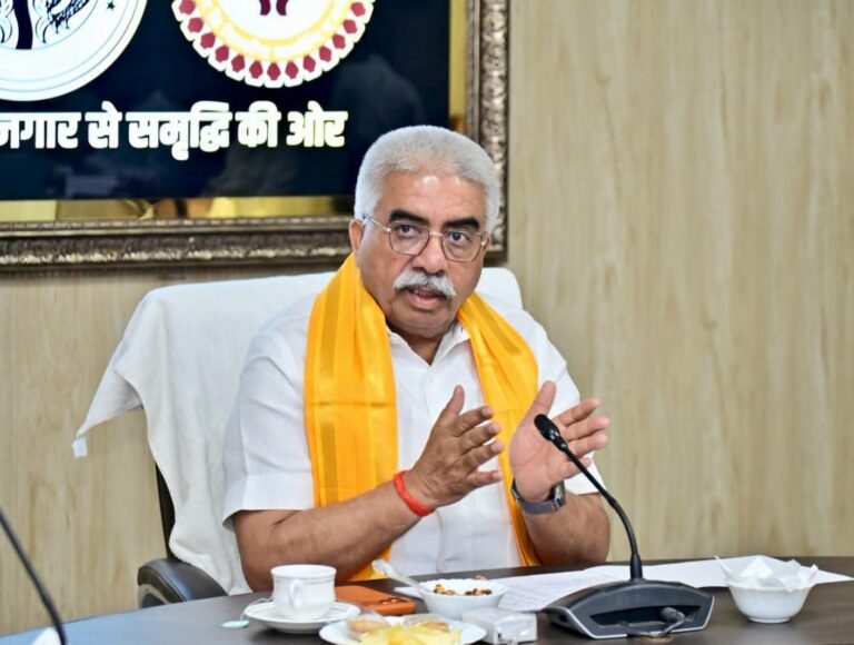 योगी सरकार खादी को बना रही आत्मनिर्भरता का सशक्त माध्यम : राकेश सचान