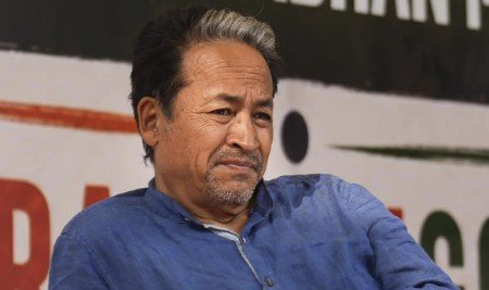 लोकतंत्र में विरोध की आवाज़ पर पर्दा क्यों?