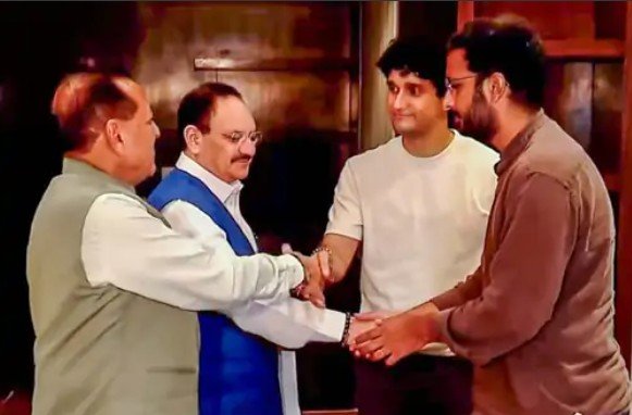 झुकती है दुनिया… झुकाने वाला चाहिए!