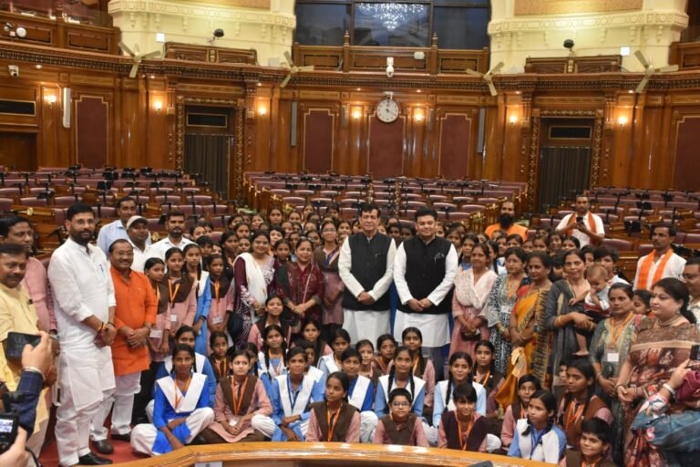 केजीबीवी अतरौली की छात्राओं ने किया उत्तर प्रदेश विधानसभा का शैक्षिक भ्रमण