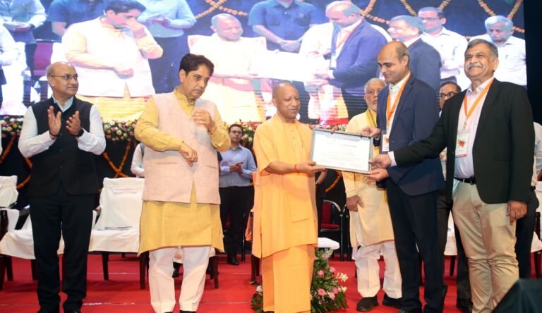 प्रदेश के विकास में योगदान देने वाले उद्यमियों को मुख्यमंत्री योगी ने किया सम्मानित