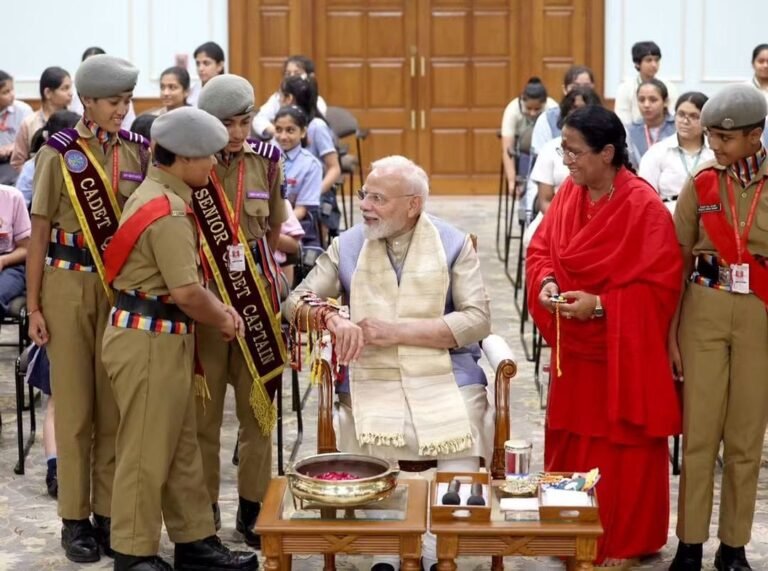 7, लोक कल्याण मार्ग पर रक्षाबंधन के यादगार पल : प्रधानमंत्री