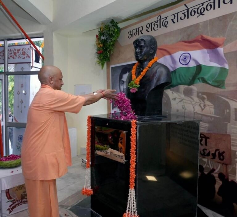 काकोरी कांड के 101 वर्ष पूरे, सीएम योगी ने शहीद स्मारक पर क्रांतिकारियों को दी श्रद्धांजलि