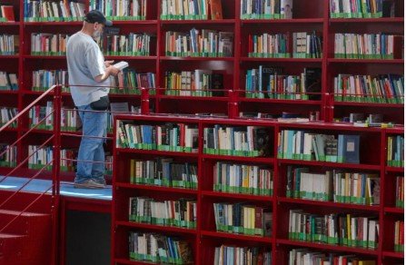 150 साल बाद लाइब्रेरी लौटी दुर्लभ किताब, 16 लाख की लेट फीस बनी चर्चा का विषय