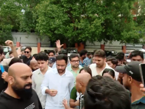दिल्ली में कॉकरोच जनता पार्टी का 3 घंटे धरना
