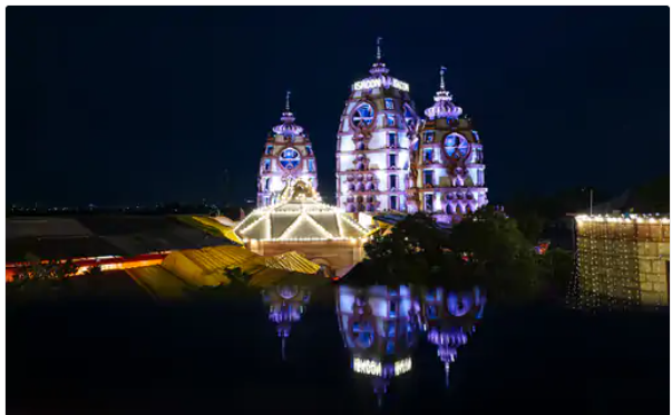 नई दिल्ली में जन्माष्टमी के लिए इस्कॉन मंदिर में भी सतरंगी रोशनी की गई है।