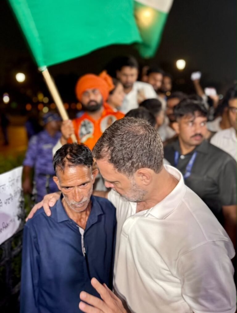 अंकिता भंडारी के परिवार से मिले राहुल गांधी, इंडिया गेट पर धरने को दिया समर्थन