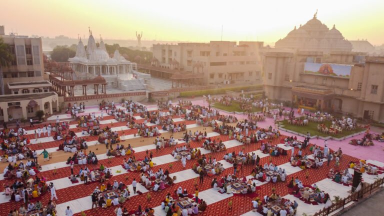अक्षरधाम मंदिर में भव्य विश्व शांति महायज्ञ, 108 यज्ञकुंडों में दी गई आहुतियां