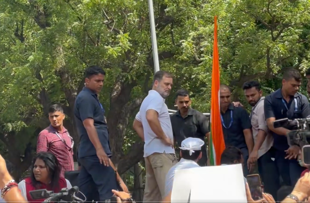 बैरिकेड पर चढ़े राहुल गांधी