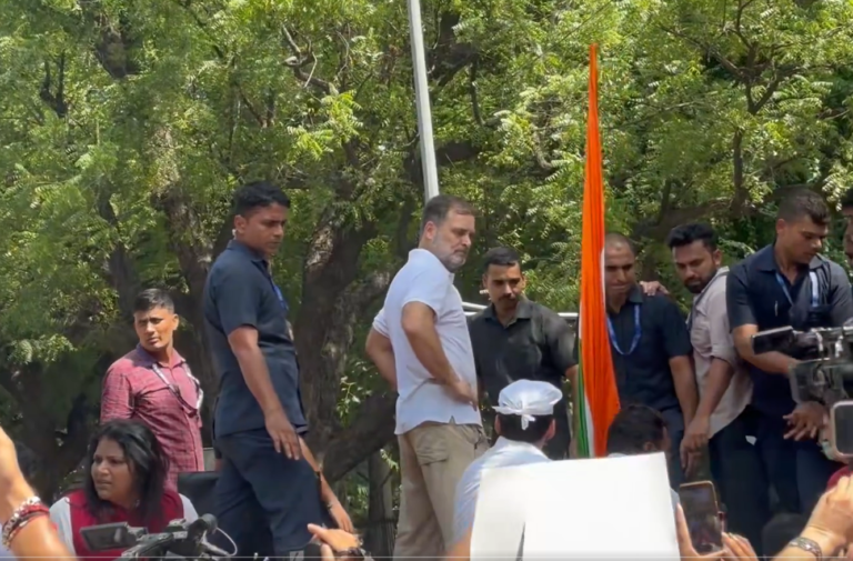 चुनाव आयोग मार्च में हाई ड्रामा, राहुल-प्रियंका हिरासत में; आकाशवाणी भवन में धरने पर बैठे