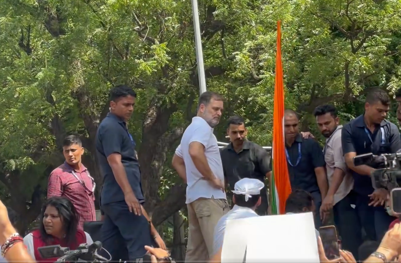 बैरिकेड पर चढ़े राहुल गांधी