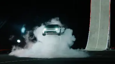 हवा में पलटेगी Tesla की नई कार! एलन मस्क की रोडस्टर को लेकर बढ़ी चर्चा